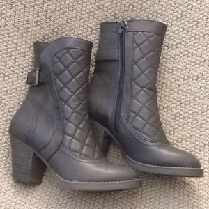 Arizona Jeans Grey Quilted Buckle Boots Size 6.5